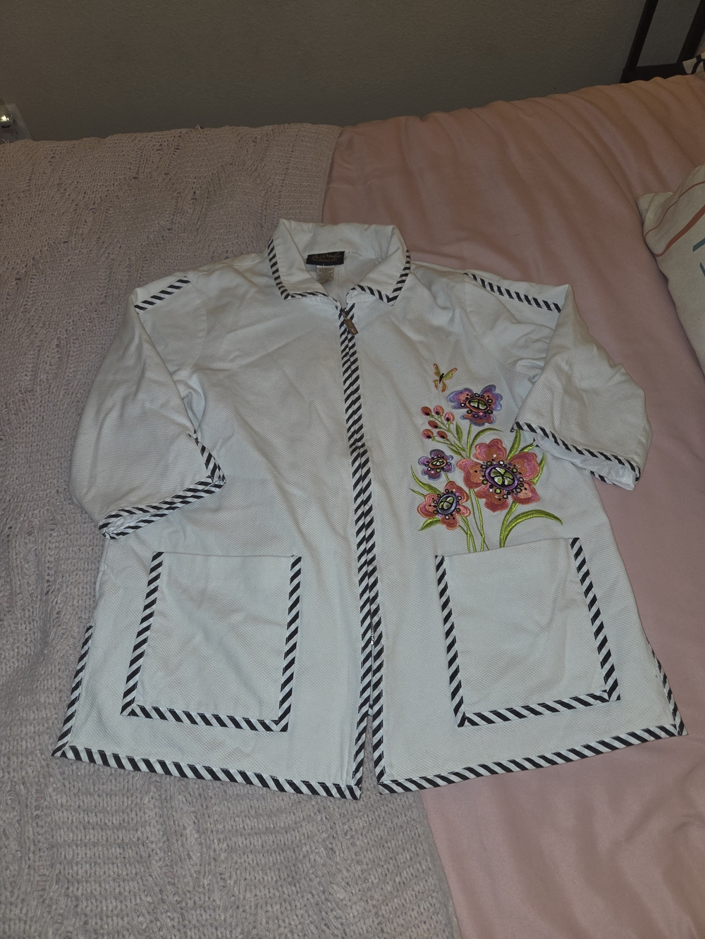 Bob Mackie Vintage Embroidered White Women’s Jacket with Black Trim